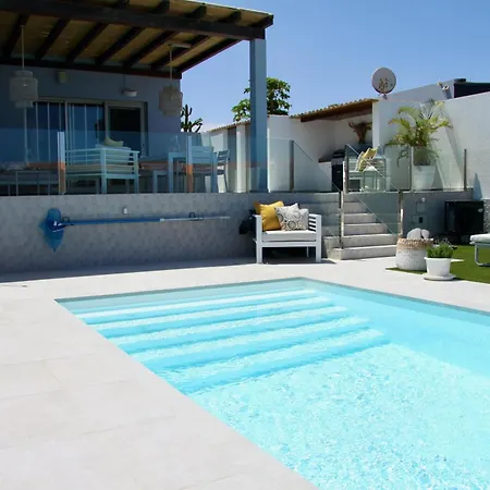Mit Pool Fuer 2 Personen Und 4 펜션 칼레타데푸스테