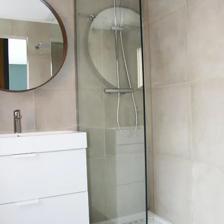 Mit Pool Fuer 2 Personen Und 4 *